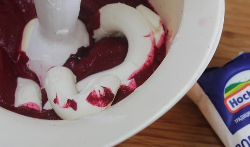 1. Этап. Закусочное свекольно-творожное суфле: Мелко нарезать чернослив. Добавить хрен, майонез, творожный сыр и чернослив, выдавить чеснок. Пробить блендером.