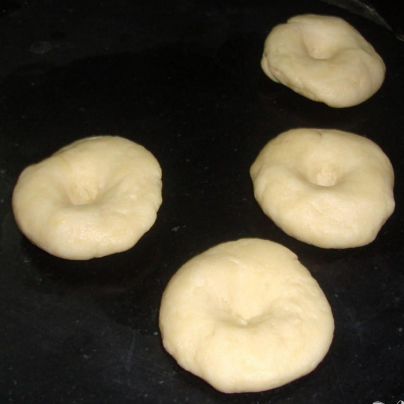1. Этап. Пончики Бадуша: Затем, поделите на небольшие кусочки и сделайте кружки, в центре немного надавите пальцем.