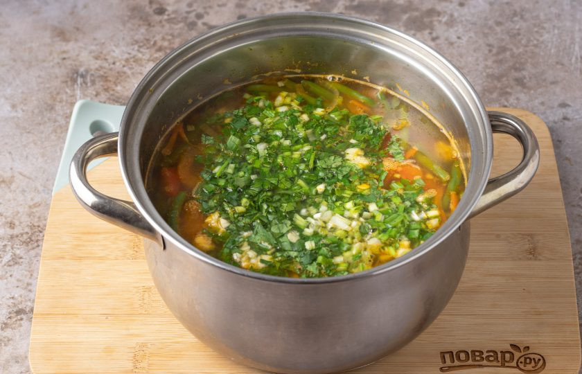 1. Этап. Суп с молодой фасолью: В конце добавьте зелень вместе с чесноком. Накройте крышкой, снимите с плиты и дайте постоять 5 минут.