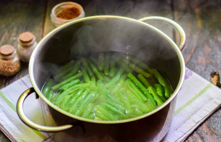 1. Этап. Турша из фасоли: Воду доведите до кипения. Проварите фасоль в кипящей воде три минуты.