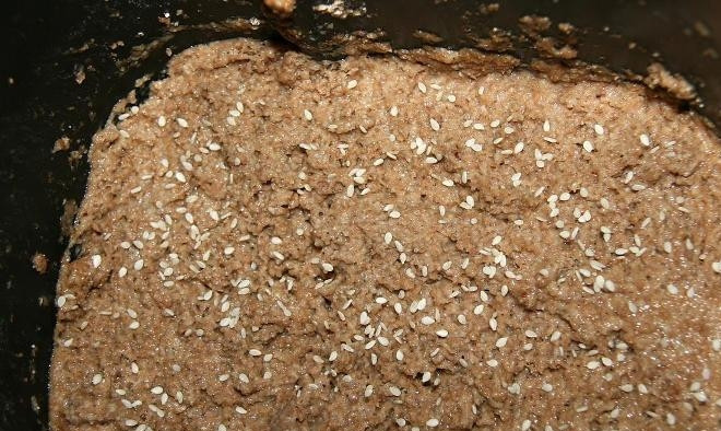 1. Этап. Хлеб Дюкана: Спустя 30 минут добавьте в поднявшееся тесто кунжут.