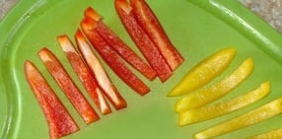 1. Этап. Бараньи ребрышки в мультиварке: 3. Болгарский перец нарезаем соломкой.