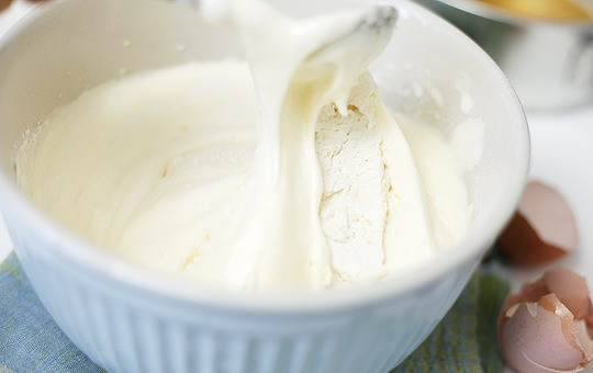 1. Этап. Шарлотка с карамелизированными яблоками: Добавьте муку и осторожно замесите тесто.