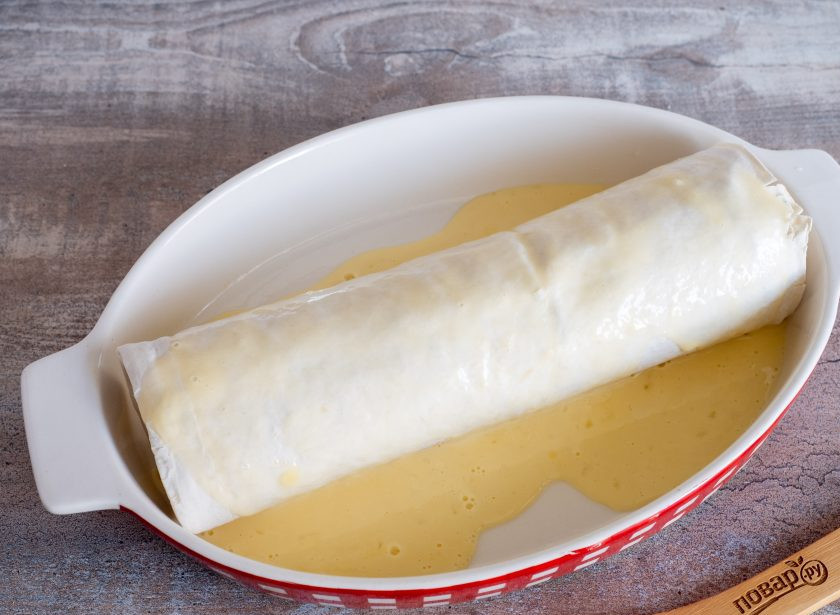 1. Этап. Лаваш с фаршем и грибами: Полейте заливкой. Возьмите ложку и ещё раз полейте со всех краев, чтобы не был сухой.