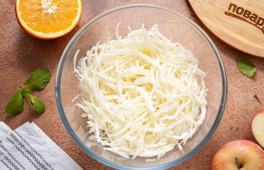 1. Этап. Фруктово-овощной салат: Белокочанную капусту тонко нашинкуйте. Подсолите, перемешайте и оставьте, пока будете подготавливать остальные ингредиенты.