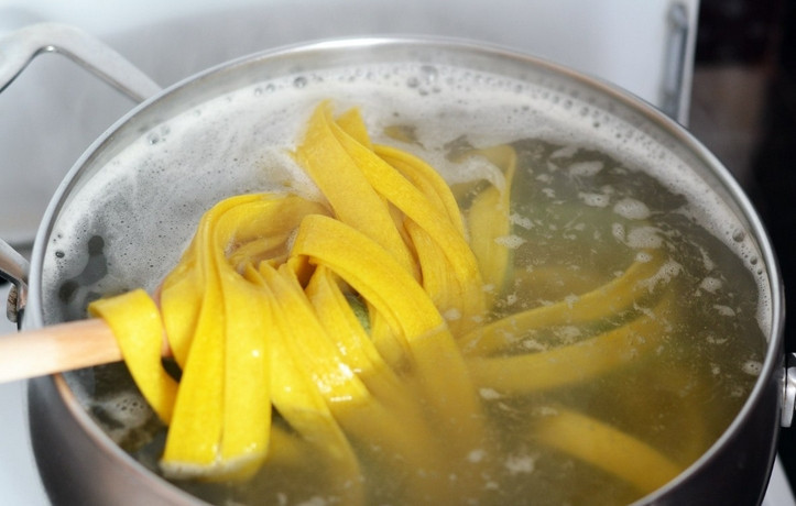 1. Этап. Паста Карбонара с грибами: 2. Пасту отварим, как указано на упаковке. Лучше не доварите, чем переварите!