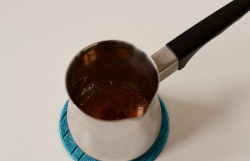 1. Этап. Карамельный кофе: Сахар должен превратиться в жидкую карамель. Охладите её немного и добавьте горячую воду. Перемешайте до полного растворения.