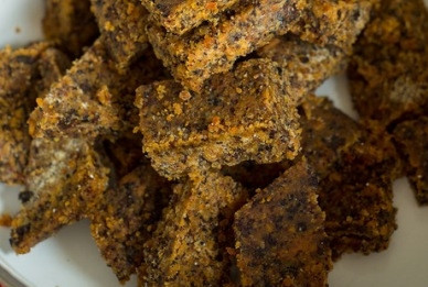 1. Этап. Пеммикан: Получившуюся массу выкладываем в плоскую посуду, утрамбовываем. Сверху ставим гнет, чтобы лучше спрессовалось, и ставим в холодильник на ночь. Утром нарезаем на кусочки и герметично упаковываем.