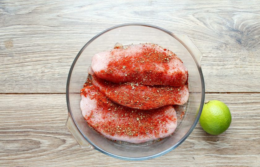 1. Этап. Стейк индейки по-мексикански: Все посолите и полейте соком лайма.