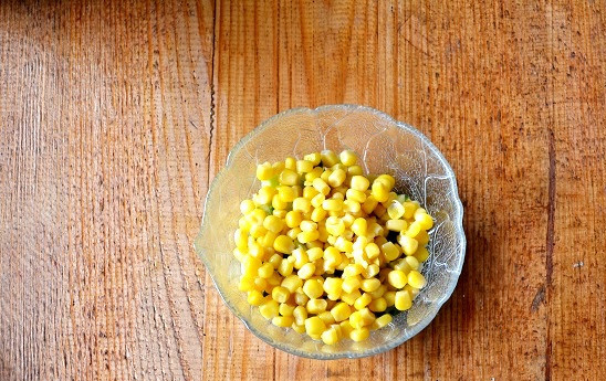 1. Этап. Салат с креветками и зеленым луком: Сверху выложите кукурузу, предварительно обсушив ее.