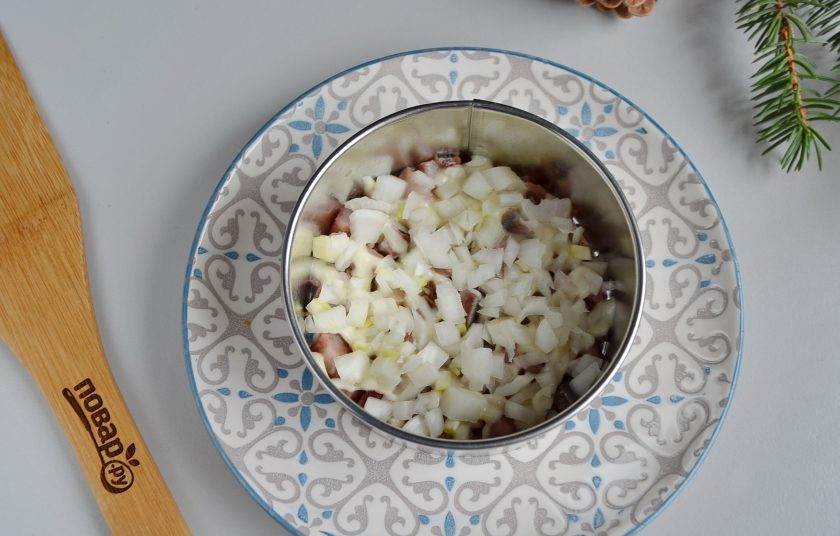 1. Этап. Салат-торт Селедка под шубой: Далее — слой лука.