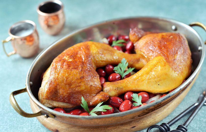 1. Этап. Курица с кизилом в духовке: Подавать курицу с кизилом к столу можно в той же форме. Приятного аппетита!