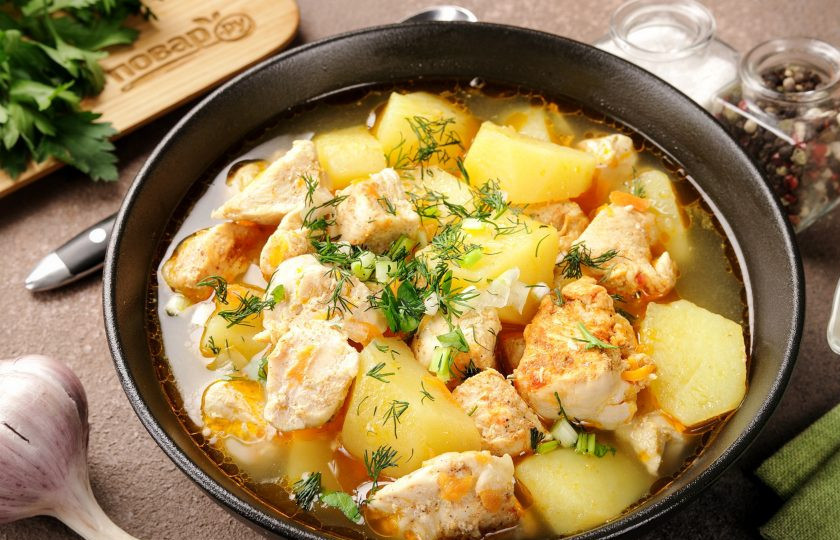 1. Этап. Курица с картофелем и морковью: Курица с картофелем и морковью готова. Приятного аппетита!