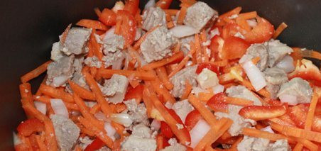 1. Этап. Рожки с мясом в мультиварке: Репчатый лук, морковь и перец нарезаем кубиками. кладем к мясу и готовим в том же режиме еще 10 минут.