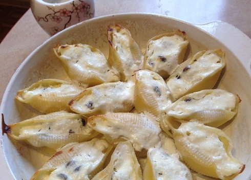 1. Этап. Сладкие конкильони с творогом: 7. И запекаем в разогретой духовке минут 25-30 до легкого подрумянивания. Затем можно посыпать сверху сахаром и поставить обратно в духовку, чтобы образовалась легкая сахарная корочка.