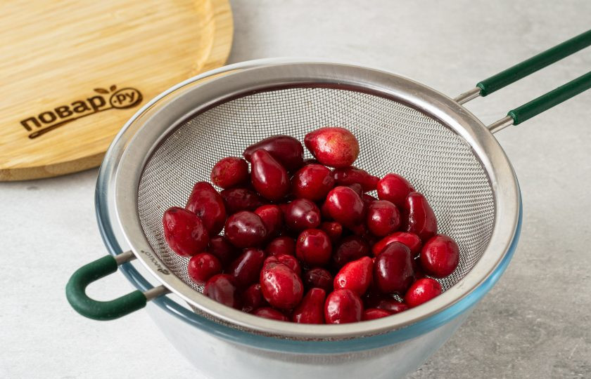 1. Этап. Варенье кизиловое: Кизил промойте, обсушите. Удалите веточки и испорченные ягоды.