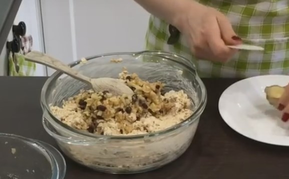 1. Этап. Домашнее овсяное печенье без муки (низкокалорийное): 5. Смешайте изюм, орехи и яблоки, добавьте набухшую овсянку и столовую ложку натертого имбиря, хорошо перемешайте руками.