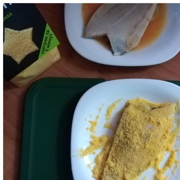 1. Этап. Жареная камбала в хрустящей панировке: Ставим сковороду с маслом на огонь, пусть она хорошо прогреется. Рыбу отправляем в яйцо и пропитаем её с обеих сторон им. Далее обваливаем рыбу в кукурузной поленте с обеих сторон щедро. На каждую рыбу у меня ушло по 2 ст л поленты без верха. Полента хорошо прилипнет к камбале и в этом нам помогло яйцо.