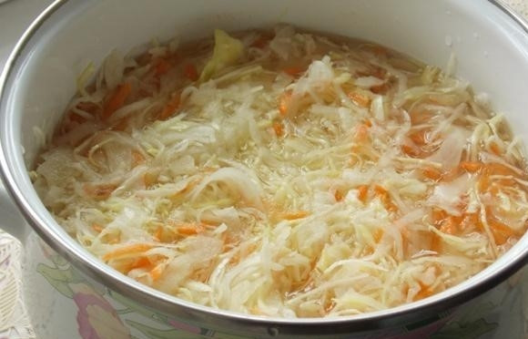 1. Этап. Капуста маринованная сладкая: Сделайте рассол. 1 литр кипятка остудите, разведите в нём соль. Залейте жидкостью капусту, накройте неплотно крышкой. Оставьте её при комнатной температуре на 3 дня.