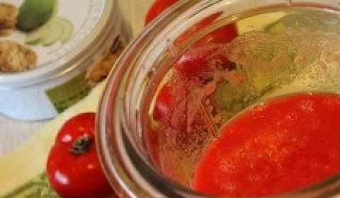 1. Этап. Томатный суп с сыром: Режем помидоры на четвертинки, чтобы затем они легче перемололись. Отправляем наши драгоценные томаты в блендер. Измельчаем до пюреобразного состояния.