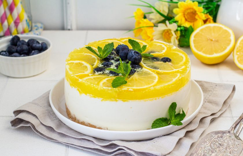 1. Этап. Лимонный чизкейк без выпечки: Достаньте приготовленный лимонный чизкейк и аккуратно достаньте из формы. Переложите на тарелку.