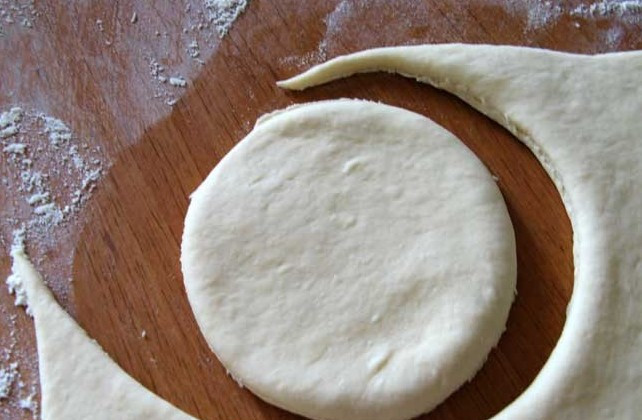 1. Этап. Вареники на кефире: При помощи чашки или стакана вырезаем из теста небольшие кружочки.