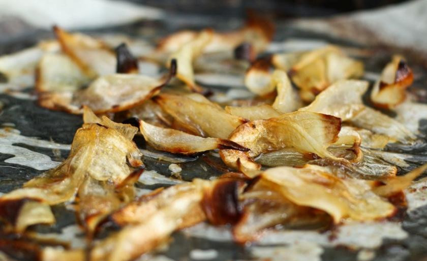 1. Этап. Блины с говядиной и луком: Выкладываем лук в форму для выпекания, ставим в духовку, предварительно разогретую до 200 градусов. Выпекаем 15-20 минут до мягкости лука.