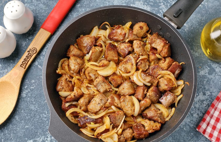 1. Этап. Тушёная свинина в сметанно-горчичном соусе: Обжарьте мясо с луком в течение 5-7 минут.