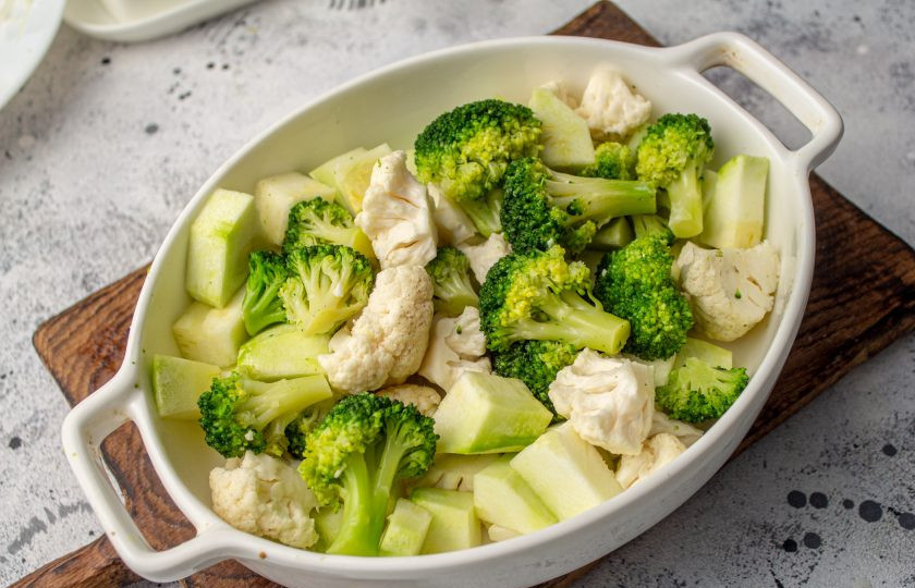 1. Этап. Запеканка из кабачков, брокколи и цветной капусты: Форму для выпечки емкостью 1,2-1,5 литра смажьте растительным маслом. Выложите подготовленные овощи.