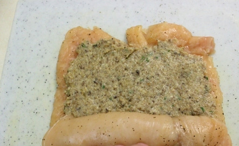 1. Этап. Сочные куриные грудки: 7. Аккуратно сверните рулетом и закрепите плотной ниткой.