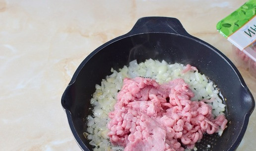 1. Этап. Блины-треугольники с фаршем: Затем выложите к луку фарш из мяса индейки т все перемешайте. Обжаривайте все вместе 10-12 минут, периодически помешивая.