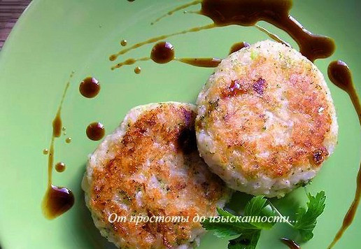 1. Этап. Рисовые котлеты с брокколи: Разложите по тарелкам, полейте соевым соусом.