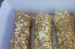 1. Этап. Сосиски в капусте: Так же поступаем с остальными сосисками и выкладываем их форму для запекания или противень и выдерживаем в духовке 15 минут при 180С. Это нужно для того, чтобы сыр расплавился.