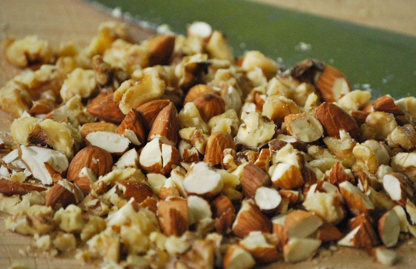 1. Этап. Овсяная гранола: 1. Очистите и нарежьте небольшими кусочками все орехи.