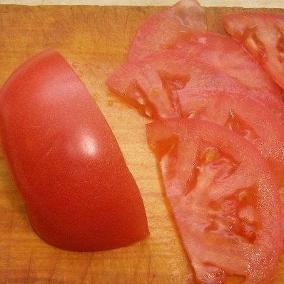 1. Этап. Салат Морской коктейль: Помидоры, тем временем, нарезаем тонкими полукольцами.