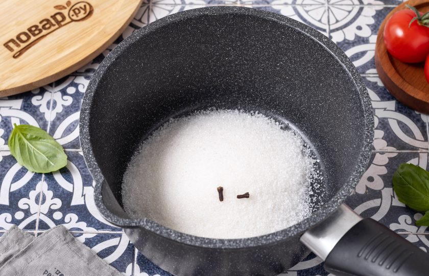 1. Этап. Соус Бальзамик: Сахар насыпьте в сотейник с толстым дном, добавьте гвоздику.