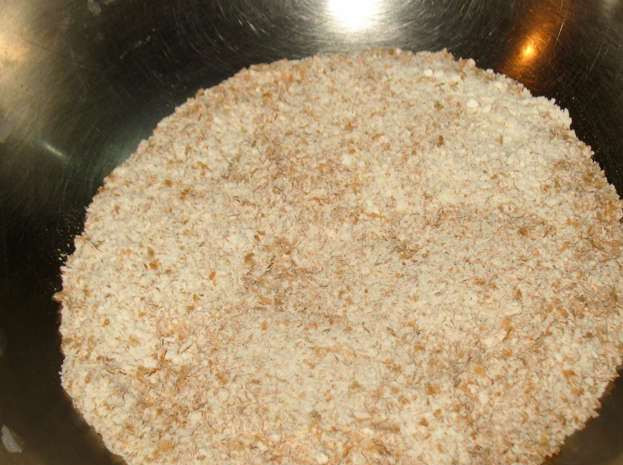 1. Этап. Основные отрубные кексы: Разогреваем духовку до 175 градусов. Тем временем смешиваем в миске: пшеничную муку, ростки пшеницы, пшеничные отруби, овсяные отруби, разрыхлитель, соду, молотый имбирь и муку ячменного солода.