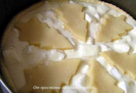 1. Этап. Праздничная кростата с зефиром: Выложите ёлочки (или решетку) на пирог и запекайте все вместе еще около 30-35 минут.