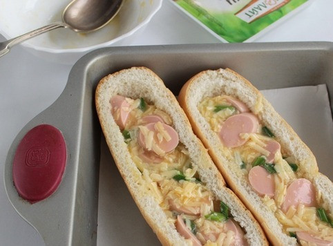 1. Этап. Багет запеченный с яйцом и сосисками: Заполните багет начинкой.