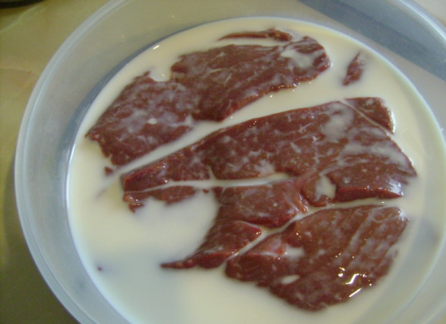 1. Этап. Печень говяжья жареная: Залейте печень молоком в глубокой миске. Оставьте её так на 2 часа в холодильнике.