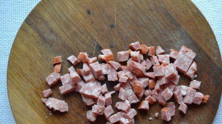 1. Этап. Пицца без дрожжей на кефире: 5. Копченую колбаску нарежьте кубиками, можно кружочками или полукольцами.