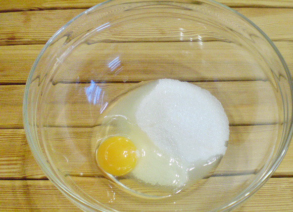 1. Этап. Простое печенье на маргарине: 2. Сахар смешиваем с яйцом.