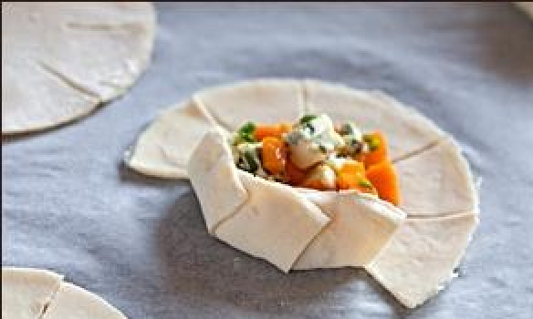 1. Этап. Пирожки с тыквой: Вот так - со всех сторон.