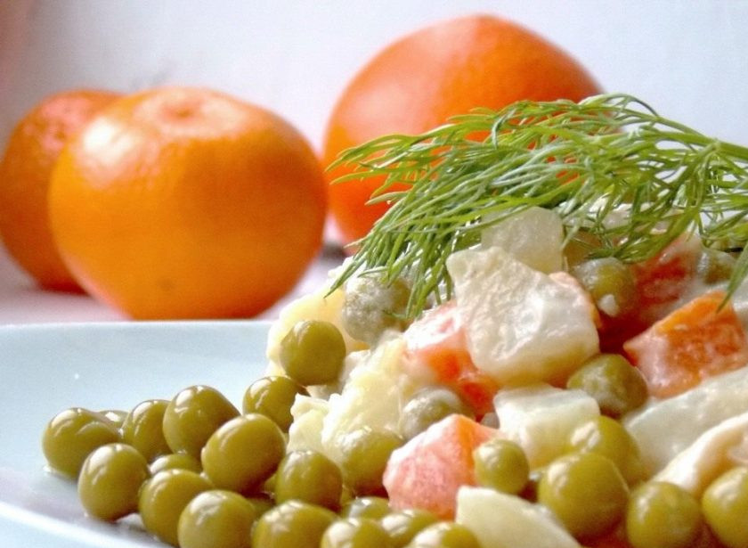 1. Этап. Оливье с курицей: 5. Я очень люблю иногда добавлять в салат свежий огурец — сразу чувствуются нотки весны и салат приобретает уже совсем другой вкус.