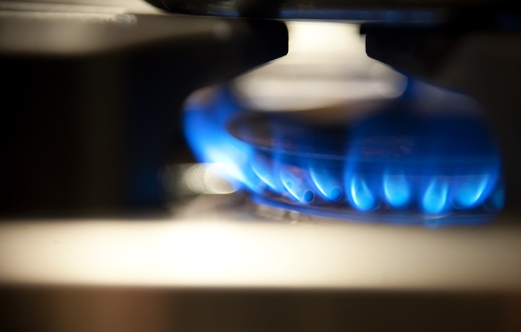 1. Этап. Картофельная запеканка с беконом: На среднем огне растапливаем сливочное масло.