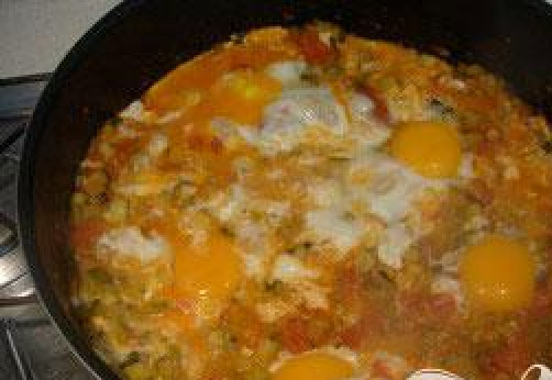 1. Этап. Рататуй с яйцом: Разбить 6 яиц поверх рататуя, стараясь распределить их равномерно по поверхности, не нарушая их. Накрыть и оставить жарить пока белки не станут белыми, а желтки еще жидкими. Подавать как можно скорее.