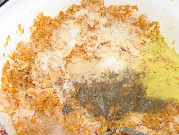 1. Этап. Котлеты из лисичек: Добавляем специи.