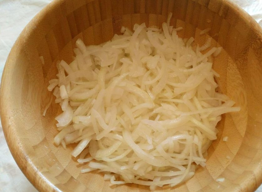 1. Этап. Лепёшки «Фатир» в духовке: Для начинки лепёшек мелко нарежьте репчатый лук и слегка посолите его, затем обомните пальцами, чтобы он стал мягче.