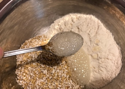 1. Этап. Быстрое галетное печенье с отрубями: 1. В миску всыпьте стакан муки и отрубей. Добавьте соду, гашеную лимонным соком. Перемешайте.