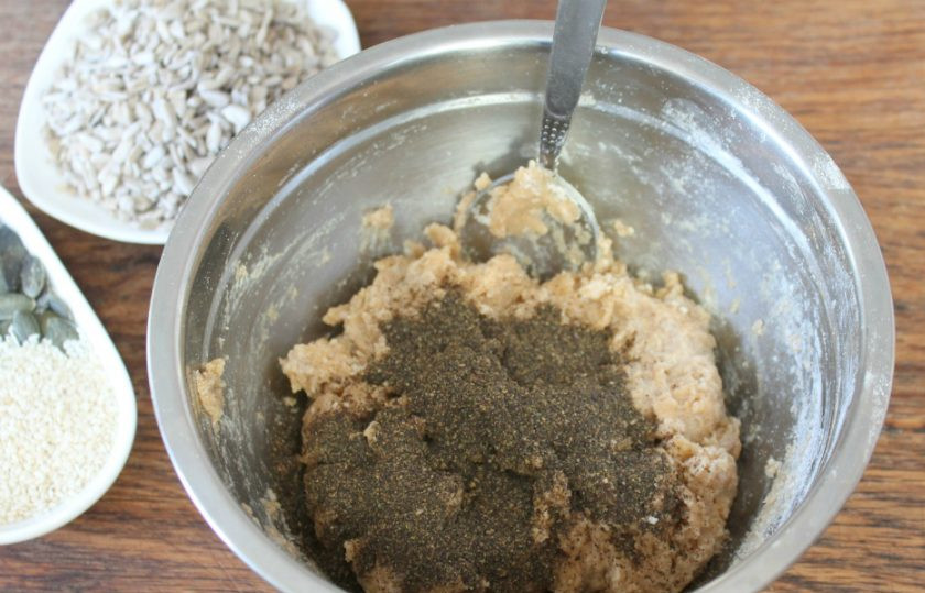 1. Этап. Галеты с семечками: Добавляем отруби.